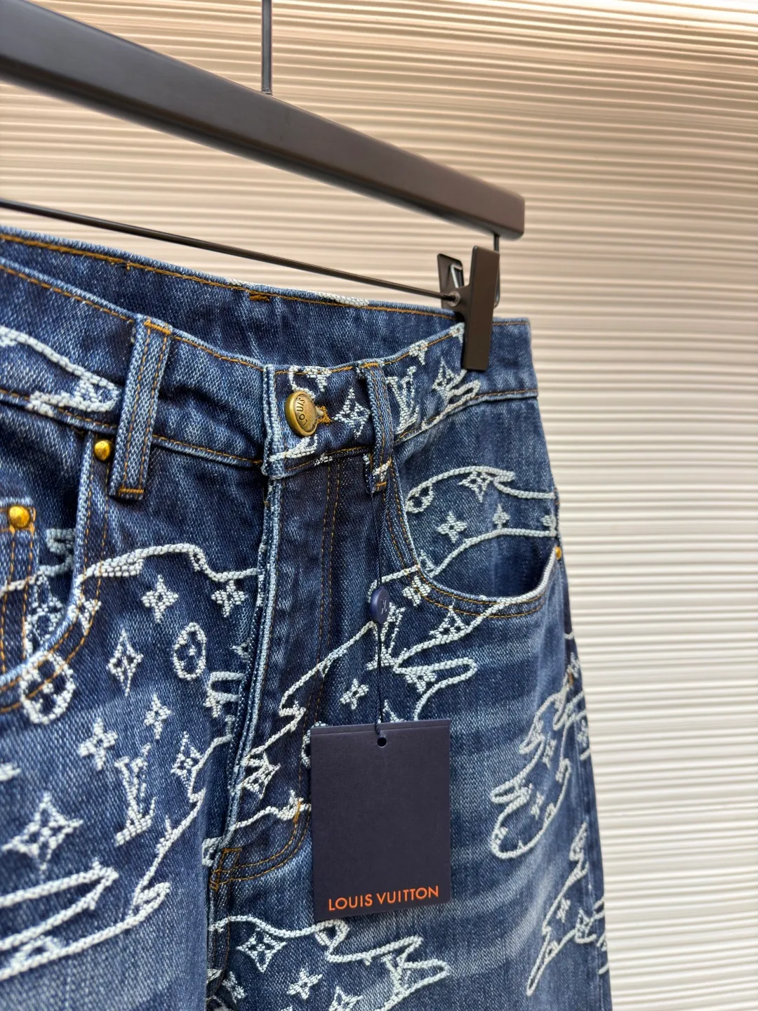 LOUIS VUITTON cloud jacquard patchwork jeans ●Original version: purchased and developed in 16013 ●Item number: 1681963-B40 ●Fabric: denim fabric ●Technology: jacquard production ●Color: blue ●Version: fitted version ●Weight: about 925 grams ●Size: S-M-L-XL ●Description: Made of 100% indigo washed denim, the Monogram logo is woven into the moire pattern through jacquard technology, giving it a retro and aged texture. The trousers are made of multiple pieces of fabric using hand-stitching techniques, and the edges of the cloud-like shape are reinforced with pearlescent rivets. It not only retains the five-pocket structure of work jeans, but also embellishes the back waist details with a nubuck Mini Damier label. The front is closed with pearl-textured buttons and zippers, and the fully lined design improves wearing comfort. The whole piece is sewn in an Italian workshop, combining retro aesthetics with luxurious craftsmanship details. The overall wiring is straight and delicate, the fabric is comfortable and soft, and the color is consistent without color difference. It can be matched with the same style to create a fashionable look and control various occasions. Customized accessories, complete with three standards, same style for men and women!